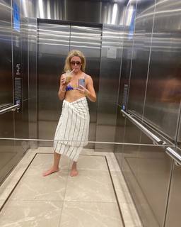Harriet Dyer feet photo 1