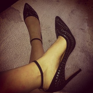 Hassie Harrison feet photo thumbnail