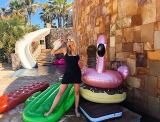 Hassie Harrison feet photo thumbnail