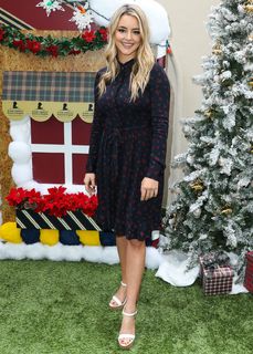 Hassie Harrison feet photo thumbnail