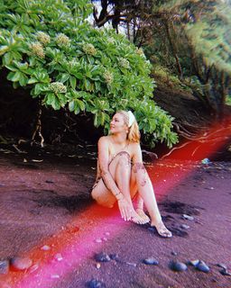 Hassie Harrison feet photo thumbnail