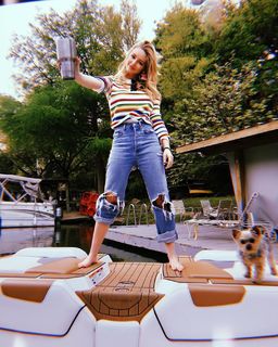 Hassie Harrison feet photo thumbnail