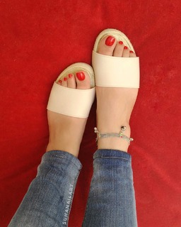 Haya Maraachli feet photo thumbnail