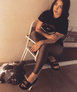 Haya Maraachli feet photo thumbnail