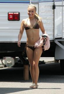 Hayden Panettiere feet photo thumbnail