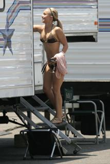 Hayden Panettiere feet photo thumbnail