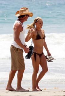 Hayden Panettiere feet photo thumbnail