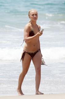 Hayden Panettiere feet photo thumbnail