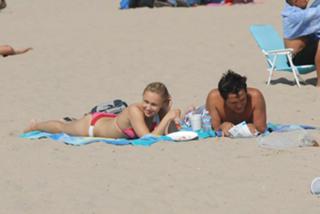Hayden Panettiere feet photo thumbnail