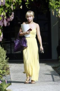 Hayden Panettiere feet photo thumbnail
