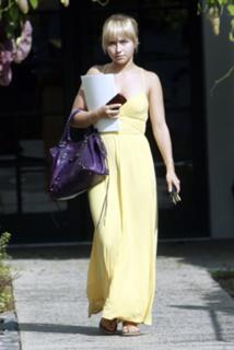 Hayden Panettiere feet photo thumbnail