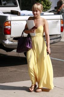 Hayden Panettiere feet photo thumbnail