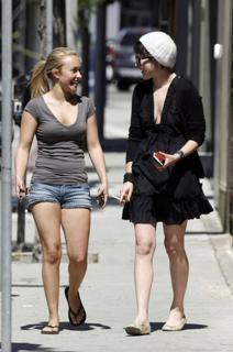 Hayden Panettiere feet photo thumbnail