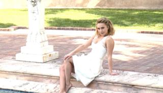 Hayden Panettiere feet photo thumbnail