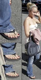 Hayden Panettiere feet photo thumbnail