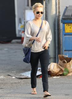Hayden Panettiere feet photo thumbnail