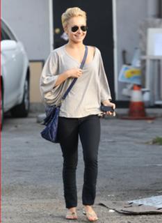 Hayden Panettiere feet photo thumbnail