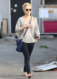 Hayden Panettiere feet photo thumbnail