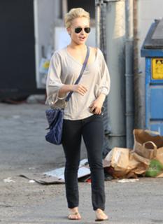Hayden Panettiere feet photo thumbnail