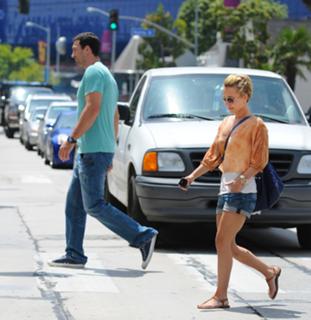 Hayden Panettiere feet photo thumbnail