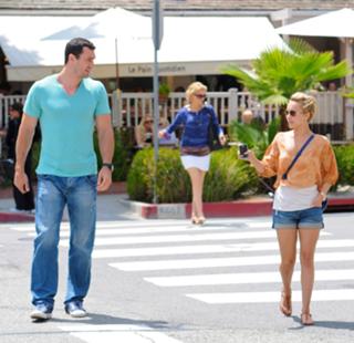 Hayden Panettiere feet photo thumbnail
