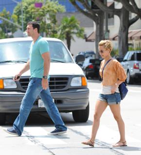 Hayden Panettiere feet photo thumbnail