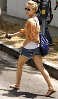 Hayden Panettiere feet photo thumbnail