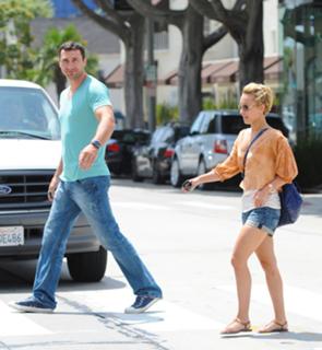 Hayden Panettiere feet photo thumbnail