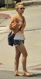 Hayden Panettiere feet photo thumbnail