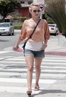 Hayden Panettiere feet photo thumbnail