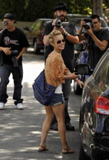 Hayden Panettiere feet photo thumbnail
