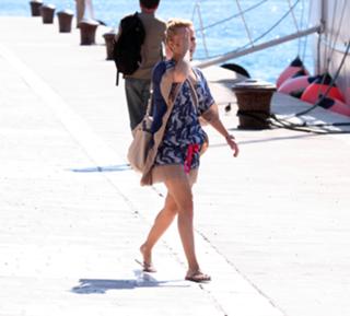 Hayden Panettiere feet photo thumbnail