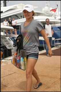 Hayden Panettiere feet photo thumbnail