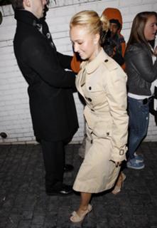 Hayden Panettiere feet photo thumbnail