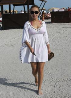 Hayden Panettiere feet photo thumbnail