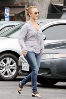 Hayden Panettiere feet photo thumbnail