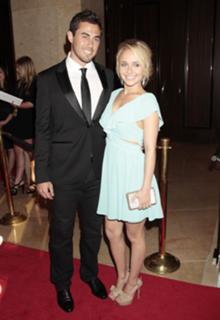 Hayden Panettiere feet photo thumbnail