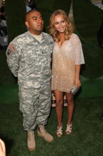 Hayden Panettiere feet photo thumbnail