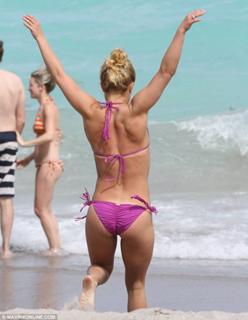 Hayden Panettiere feet photo thumbnail