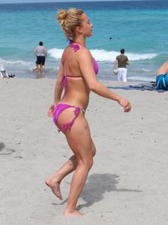 Hayden Panettiere feet photo thumbnail