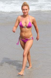Hayden Panettiere feet photo thumbnail