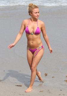 Hayden Panettiere feet photo thumbnail