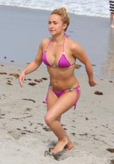 Hayden Panettiere feet photo thumbnail