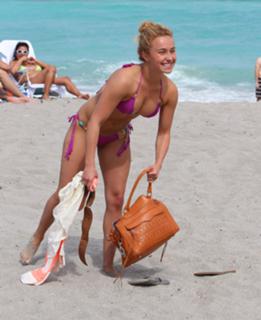 Hayden Panettiere feet photo thumbnail