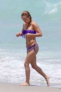 Hayden Panettiere feet photo thumbnail