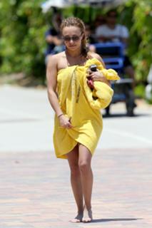 Hayden Panettiere feet photo thumbnail