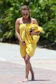 Hayden Panettiere feet photo thumbnail