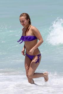 Hayden Panettiere feet photo thumbnail