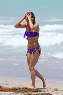 Hayden Panettiere feet photo thumbnail