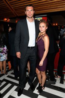 Hayden Panettiere feet photo thumbnail